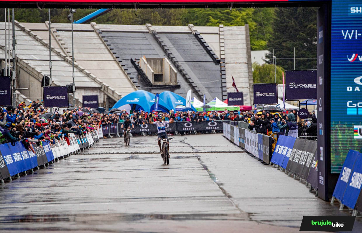Pidcock wins the Nove Mesto XCO World Cup after a crash and a hard