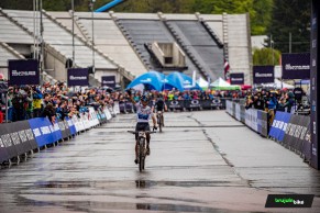 Pidcock vence a XCO World Cup em Nove Mesto após uma queda e um difícil mano-a-mano com Dubau