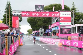 Remco Evenpoel wins the long Giro time trial but doesn't convince
