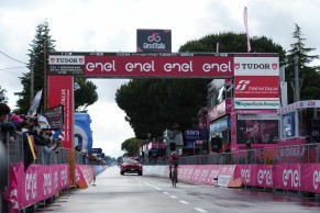 Remco Evenpoel wins the long Giro time trial but doesn't convince