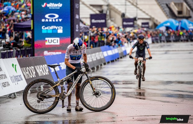 Pidcock vence a XCO World Cup em Nove Mesto após uma queda e um difícil mano-a-mano com Dubau