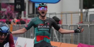 Bruno Armirail takes the maglia rosa of the Giro d'Italia from Geraint Thomas