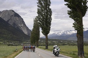 Bruno Armirail takes the maglia rosa of the Giro d'Italia from Geraint Thomas