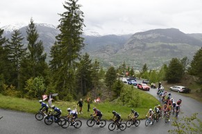 Bruno Armirail takes the maglia rosa of the Giro d'Italia from Geraint Thomas