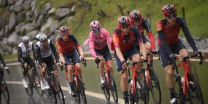 Bruno Armirail takes the maglia rosa of the Giro d'Italia from Geraint Thomas