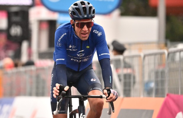 Geraint Thomas cede la maglia rosa del Giro de Italia a Bruno Armirail