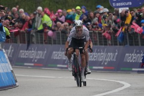 Monte Bondone meets expectations: Almeida takes the victory, Thomas wears pink and Roglic loses 25 seconds