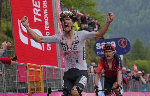 Monte Bondone meets expectations: Almeida takes the victory, Thomas wears pink and Roglic loses 25 seconds