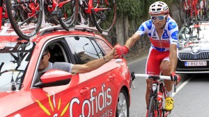 How long cyclists can be pushed when handed a sticky bottle?