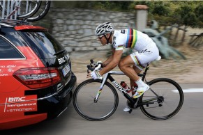 How long cyclists can be pushed when handed a sticky bottle?