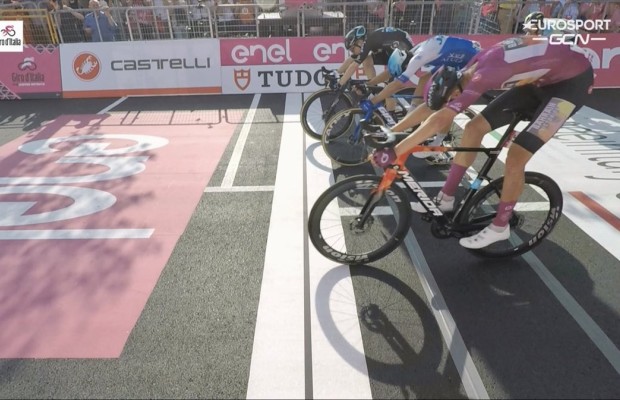 Dainese wins stage 17 of the Giro in a sprint with photo finish