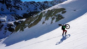 Primer ascenso y descenso mundial del Aneto en FatBike