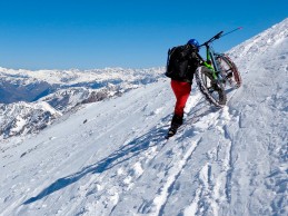 Primer ascenso y descenso mundial del Aneto en FatBike