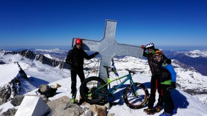 Primer ascenso y descenso mundial del Aneto en FatBike