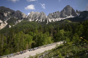 Zana beats Pinot while Roglic and Thomas gain 20 seconds on Almeida