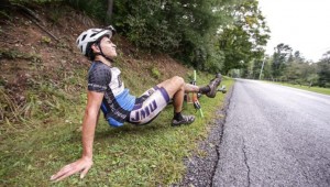 ciclista con calambre muscular piernas