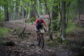 Van der Poel estrena temporada de MTB ganando, pese a tener que pararse por un tractor