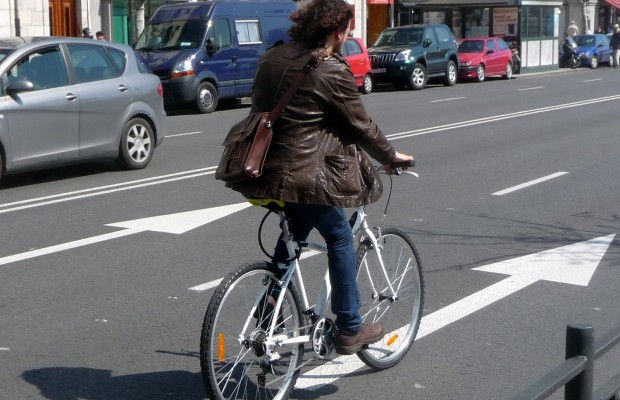 Los conductores tienen peor actitud hacia ciclistas con colores llamativos, así lo confirma este estudio