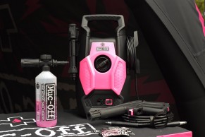 Muc-Off presenta la primera maquina de agua a presión especifica para bicicletas