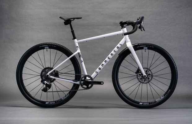La primera Commencal de gravel apuesta por el aluminio y una visión muy particular de la modalidad