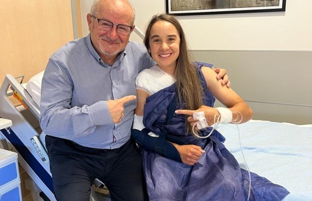 Rocío del Alba recibe el alta tras su operación de clavícula y pone rumbo hacia su recuperación
