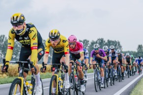 Más de 20 ciclistas expulsados por agarrarse a coches y motos en el último puerto