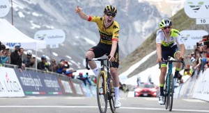 Más de 20 ciclistas expulsados por agarrarse a coches y motos en el último puerto