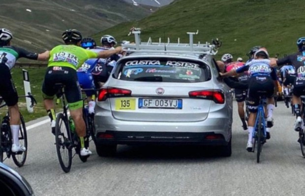 Más de 20 ciclistas expulsados por agarrarse a coches y motos en el último puerto