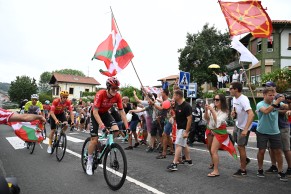 UAE takes the first yellow jersey of the Tour de France 2023. Enric Mas retires