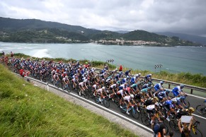 UAE takes the first yellow jersey of the Tour de France 2023. Enric Mas retires