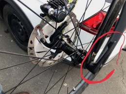 Este ciclista tuvo que ingresar en el hospital junto a la mitad de su bici