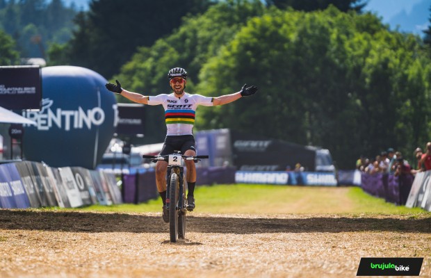 Schurter se exhibe y amplía su leyenda con la victoria en la Copa del Mundo XCO de Val di Sole