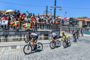 Mathieu van der Poel lanza a Jasper Philipsen a la victoria en la 3ª etapa del Tour