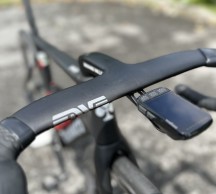 Pogacar estrena manillar, Van der Poel zapatillas y otras novedades vistas en el Tour