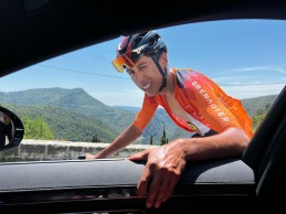 500€ de multa para Egan Bernal por tirar basura fuera de las zonas establecidas