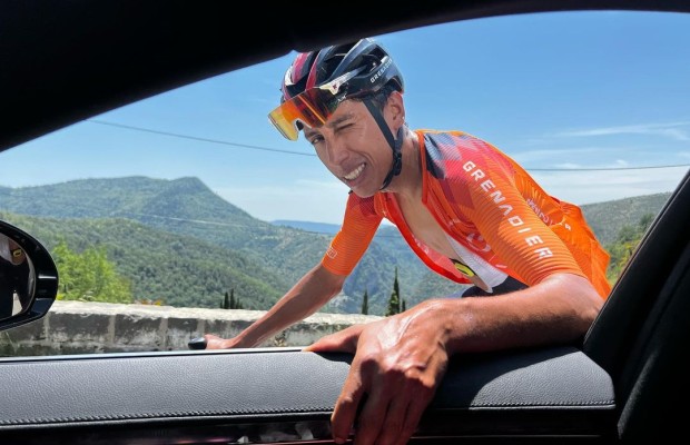 500€ de multa para Egan Bernal por tirar basura fuera de las zonas establecidas