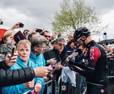 Froome sufrió el accidente al sonarse la nariz