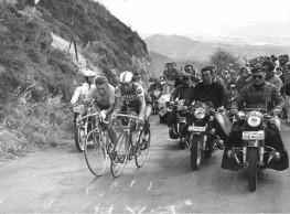 Tadej Pogacar reduces Vingegaard's lead on the Puy de Dôme