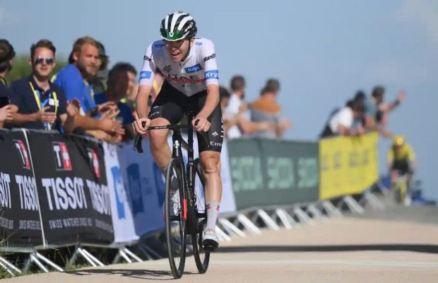 Tadej Pogacar reduces Vingegaard's lead on the Puy de Dôme