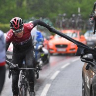 Froome sufrió el accidente al sonarse la nariz