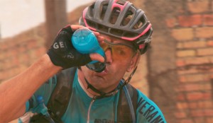 agua-bebida-isotonica-ciclismo