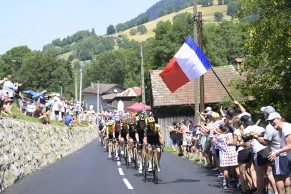 Carlos Rodríguez firma la tercera victoria española mientras Pogacar y Vingegaard se anulan