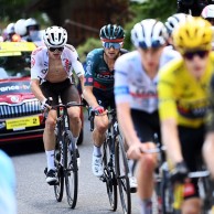 Carlos Rodríguez firma la tercera victoria española mientras Pogacar y Vingegaard se anulan