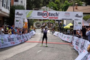 Ismael Esteban gana y da la sorpresa en la final del Superprestigio MTB Biontech
