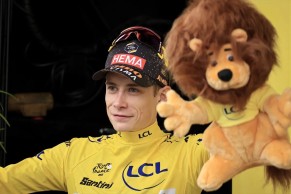 Why is a lion given to the winners in the Tour de France?