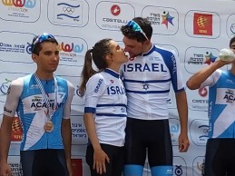 Esta pareja de ciclistas tuvo tiempo de besarse en plena carrera cuando rodaban primeros