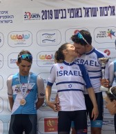 Esta pareja de ciclistas tuvo tiempo de besarse en plena carrera cuando rodaban primeros