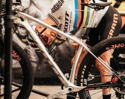 Nino estrena una Scott Scale nueva y su cara lo dice todo