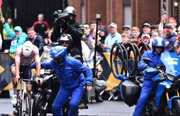Así quedaron las zapatillas de Van der Poel y alguien se llevó el BOA de recuerdo