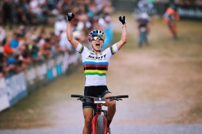 Nadie puede con Kate Courtney en el Short Track de la Copa del Mundo de Les Gets 2019